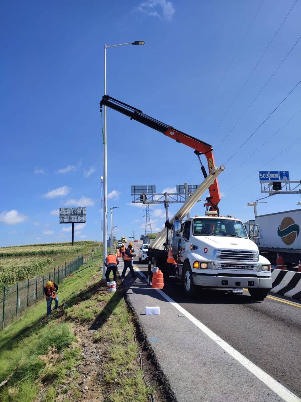 Grúa Hiab en maniobra industrial