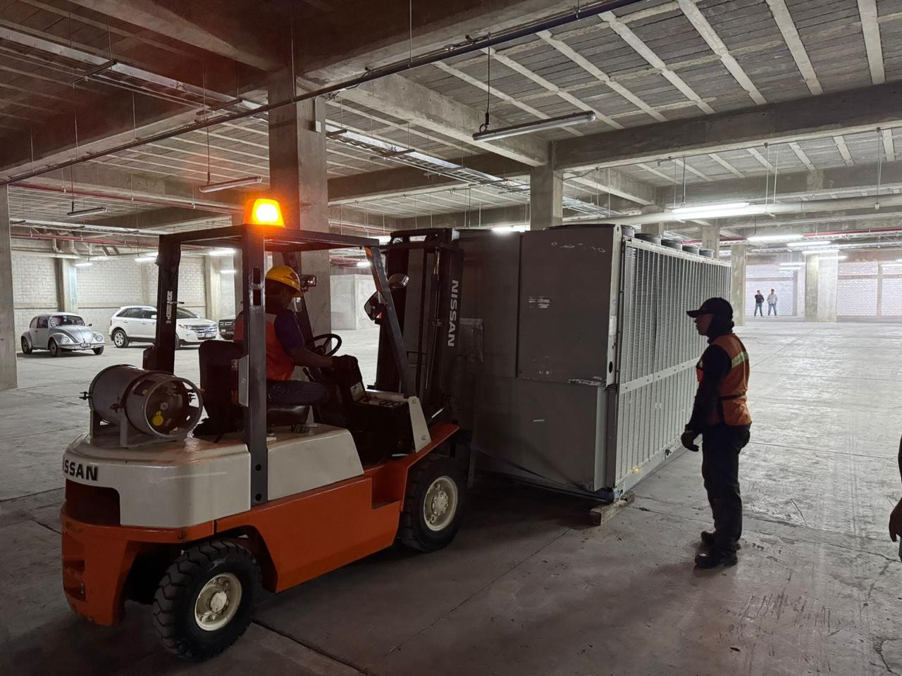 Montaje industrial con equipo de elevación