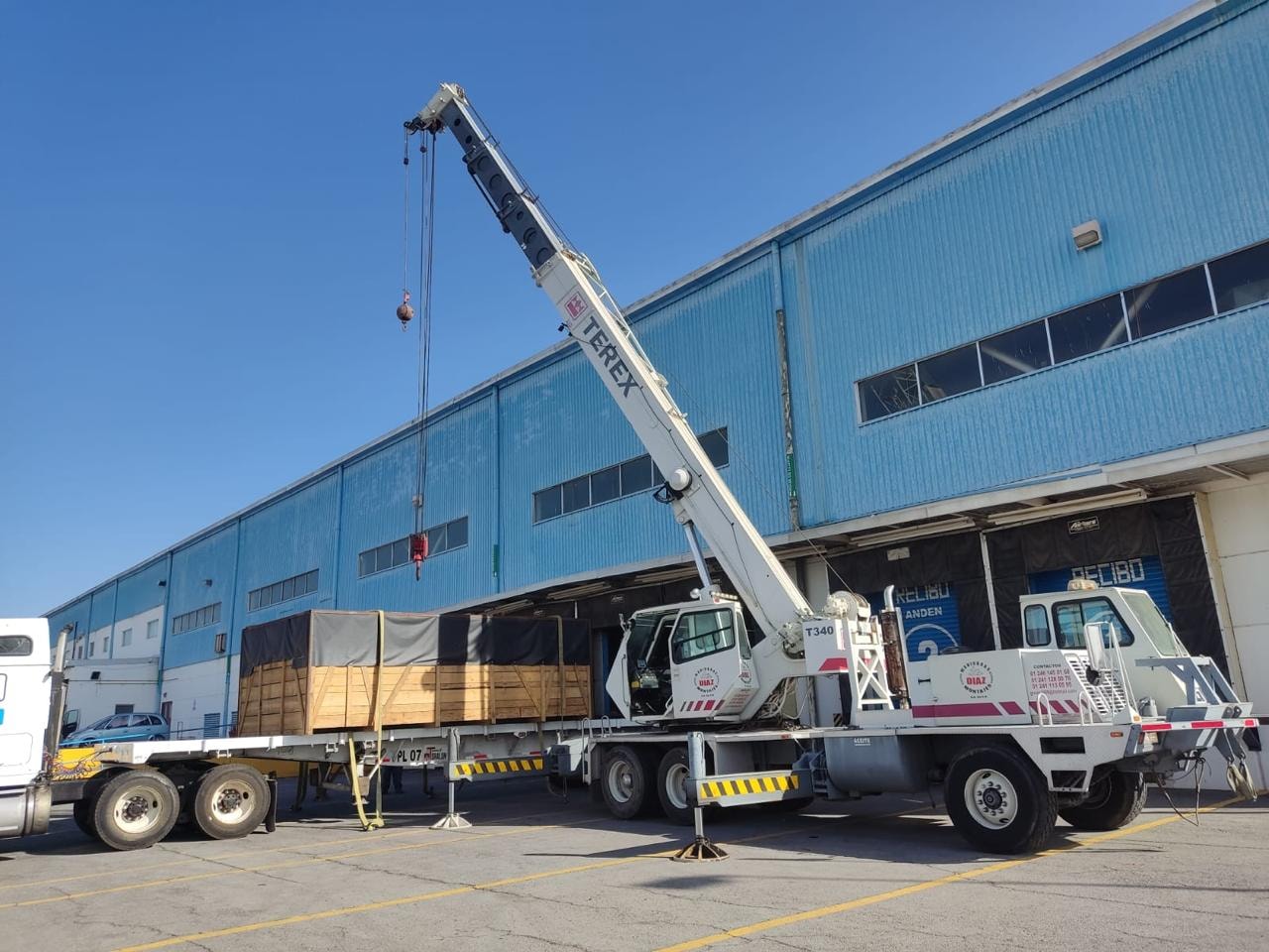 Grúa telescópica para maniobras industriales